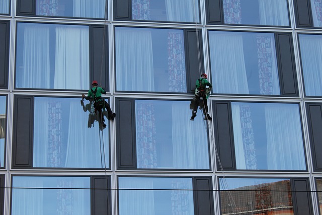 umývání oken výškové budovy