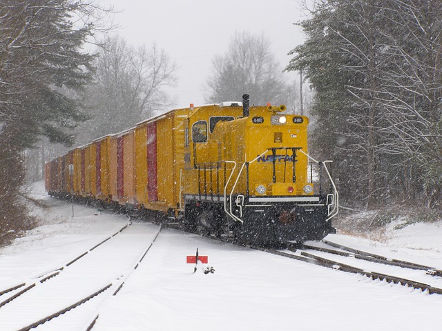 vlak projíždějící zimní krajinou